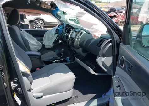 2015 Toyota Tacoma Base V6 z USA, uszkodzony, nr VIN 5TFLU4EN6FX144939